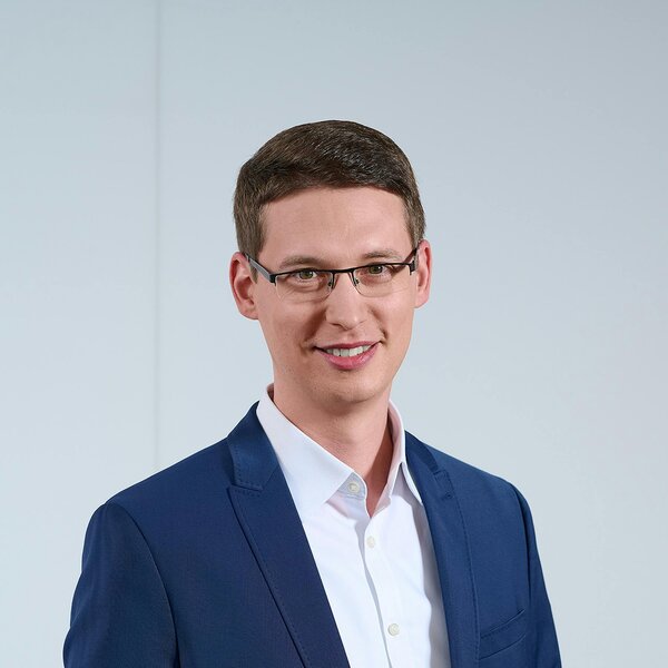How Siemens Is Bringing AI to Factory Floors - Ep. 257